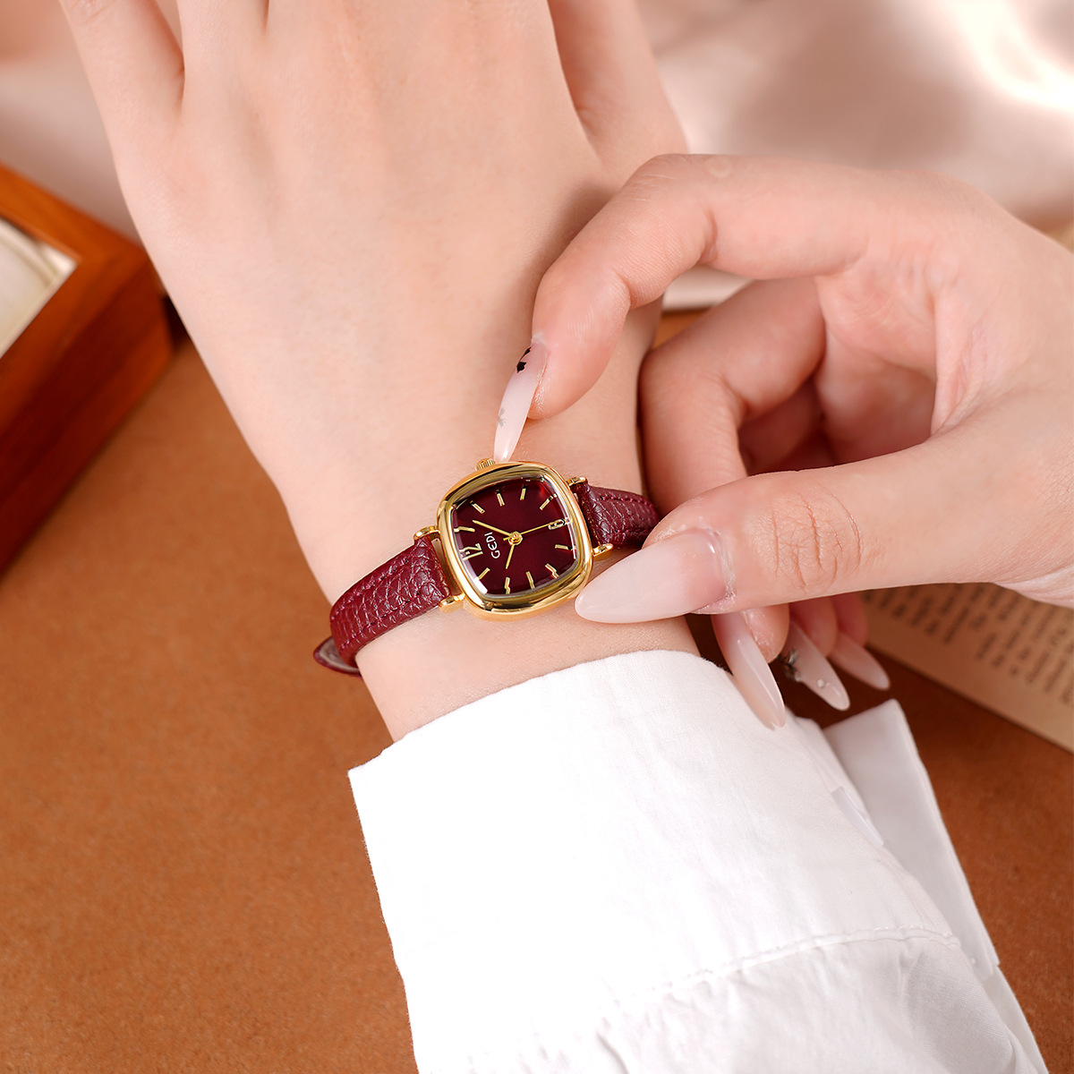 UTHAI 61018 CQ490 Simplicity,  - Luxury Watch Value recension och pris