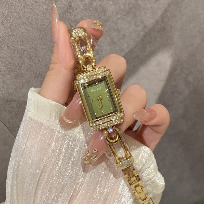 Small pin old money style hand - Luxury Watch Value recension och pris