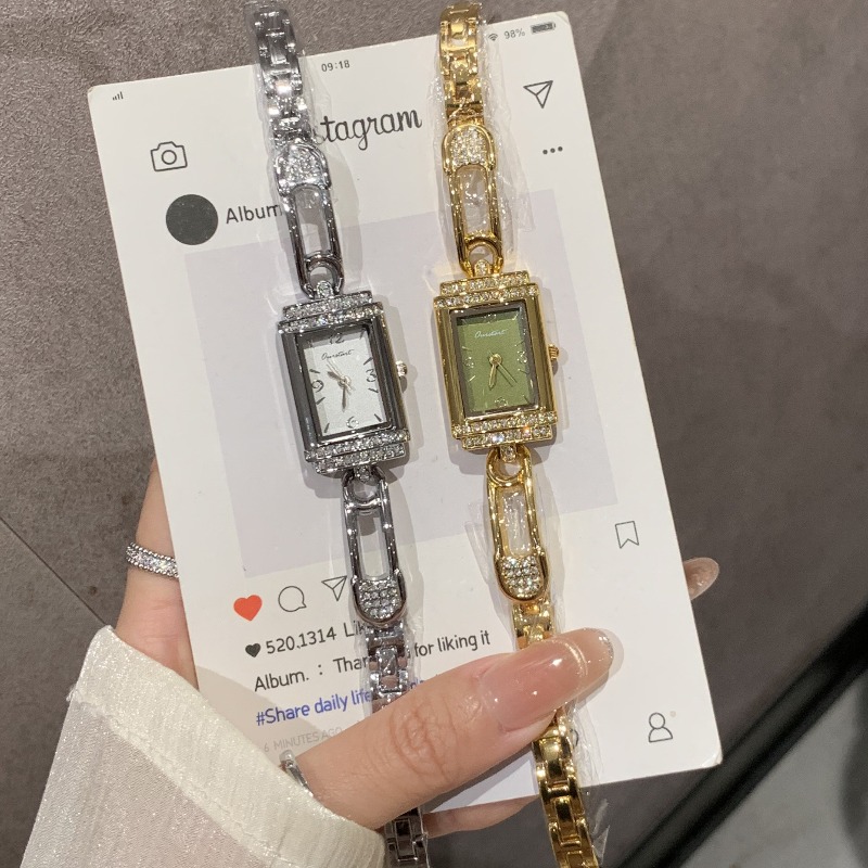 Small pin old money style hand - Luxury Watch Value recension och pris