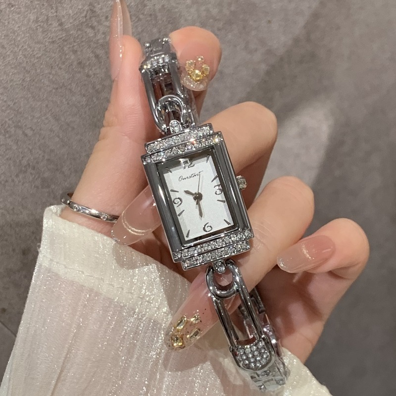 Small pin old money style hand - Luxury Watch Value recension och pris