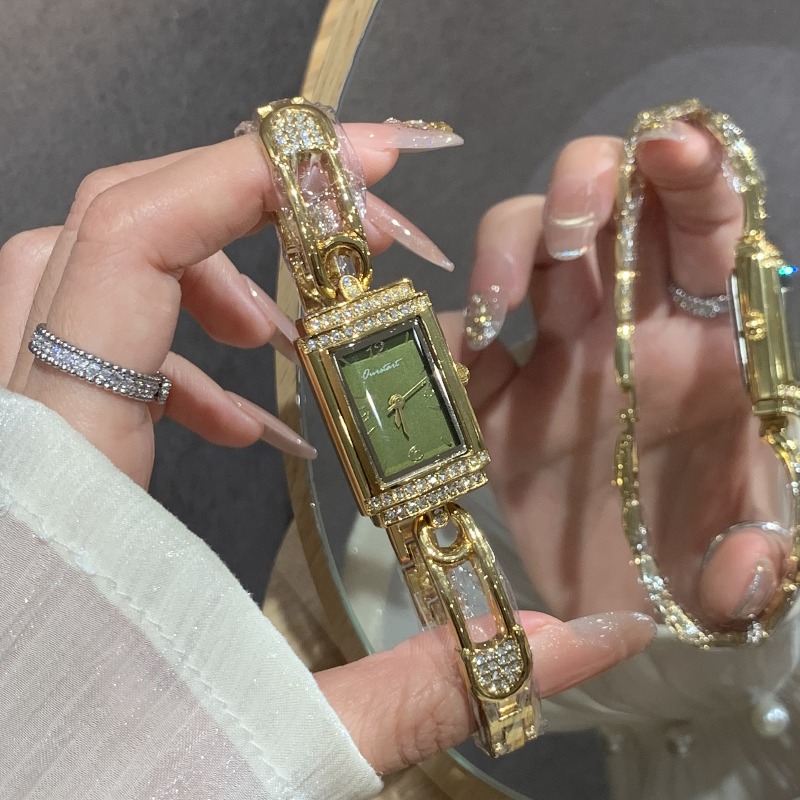 Small pin old money style hand - Luxury Watch Value recension och pris